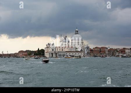 01.07.2024, Italie, Vénétie, Venise - Venise, Vénétie, Italie - vue de Venise-San Marco sur le bassin de San Marco à Venise-Dorsoduro sur un arrière orageux Banque D'Images