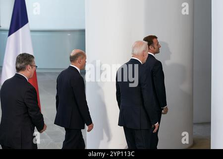 18.10.2024, Allemagne, Berlin, Berlin - Keir Starmer, Joseph Biden, le chancelier fédéral Olaf Scholz et Emanuel Macron quittent après la réunion DU QUAD pho Banque D'Images
