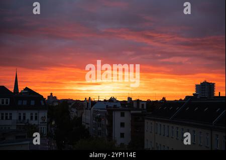 13.09.2024, Allemagne, , Berlin - ciel nocturne atmosphérique avec coucher de soleil coloré à l'heure dorée sur les toits de Berlin-Charlottenburg. 0SL240913 Banque D'Images