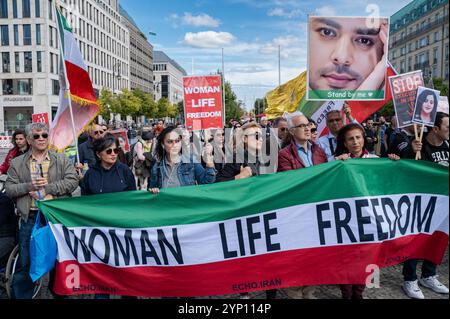 14.09.2024, Allemagne, , Berlin - rassemblement commémoratif pour marquer le deuxième anniversaire de la mort de Jina Mahsa Amini sur la Pariser Platz à Mitte à Berlin Banque D'Images