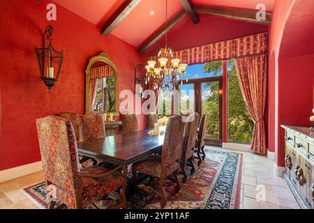 Salle à manger élégamment décorée avec une vue imprenable et des couleurs vives Banque D'Images