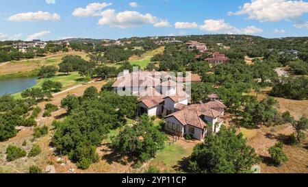 Vue aérienne sereine d'une maison isolée dans un paysage verdoyant et luxuriant Banque D'Images