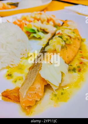 Délicieux saumon steak avec salade au restaurant en Thaïlande. Banque D'Images