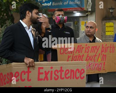 New Delhi, Inde. 27 novembre 2024. NEW DELHI, INDE - NOVEMBRE 27 : des militants écologistes manifestent contre la hausse de la pollution atmosphérique et demandent le droit de respirer au rond-point près du Parlement le 27 novembre 2024 à New Delhi, Inde. ( Photo de Sonu Mehta/Hindustan Times/Sipa USA) crédit : Sipa USA/Alamy Live News Banque D'Images