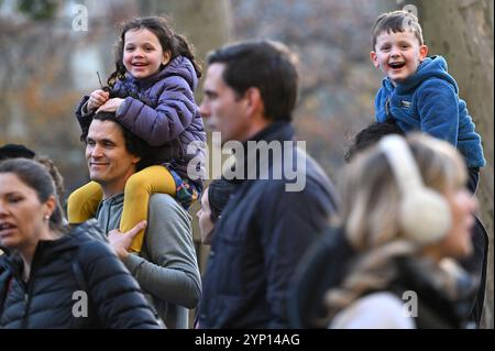 New York, États-Unis. 27 novembre 2024. Les spectateurs regardent les ballons gonflés pour le gonflement annuel des ballons à la veille de la parade du jour de Thanksgiving de 2024, New York, NY, le 27 novembre 2024. Des milliers de New-Yorkais et de touristes ont la chance de regarder plus de 30 ballons alors qu'ils gonflaient et se préparaient pour la 98e édition du défilé le 28 novembre. (Photo par Anthony Behar/Sipa USA) crédit : Sipa USA/Alamy Live News Banque D'Images