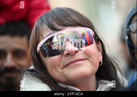 New York, États-Unis. 27 novembre 2024. Les spectateurs regardent les ballons gonflés pour le gonflement annuel des ballons à la veille de la parade du jour de Thanksgiving de 2024, New York, NY, le 27 novembre 2024. Des milliers de New-Yorkais et de touristes ont la chance de regarder plus de 30 ballons alors qu'ils gonflaient et se préparaient pour la 98e édition du défilé le 28 novembre. (Photo par Anthony Behar/Sipa USA) crédit : Sipa USA/Alamy Live News Banque D'Images