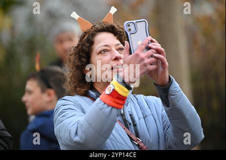 New York, États-Unis. 27 novembre 2024. Les spectateurs regardent les ballons gonflés pour le gonflement annuel des ballons à la veille de la parade du jour de Thanksgiving de 2024, New York, NY, le 27 novembre 2024. Des milliers de New-Yorkais et de touristes ont la chance de regarder plus de 30 ballons alors qu'ils gonflaient et se préparaient pour la 98e édition du défilé le 28 novembre. (Photo par Anthony Behar/Sipa USA) crédit : Sipa USA/Alamy Live News Banque D'Images