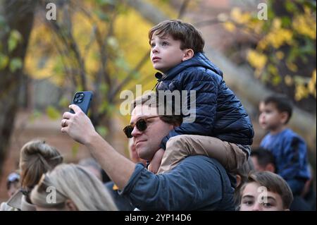 New York, États-Unis. 27 novembre 2024. Les spectateurs regardent les ballons gonflés pour le gonflement annuel des ballons à la veille de la parade du jour de Thanksgiving de 2024, New York, NY, le 27 novembre 2024. Des milliers de New-Yorkais et de touristes ont la chance de regarder plus de 30 ballons alors qu'ils gonflaient et se préparaient pour la 98e édition du défilé le 28 novembre. (Photo par Anthony Behar/Sipa USA) crédit : Sipa USA/Alamy Live News Banque D'Images