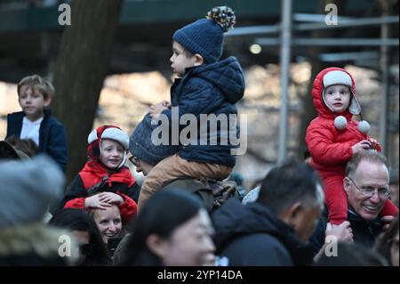 New York, États-Unis. 27 novembre 2024. Les spectateurs regardent les ballons gonflés pour le gonflement annuel des ballons à la veille de la parade du jour de Thanksgiving de 2024, New York, NY, le 27 novembre 2024. Des milliers de New-Yorkais et de touristes ont la chance de regarder plus de 30 ballons alors qu'ils gonflaient et se préparaient pour la 98e édition du défilé le 28 novembre. (Photo par Anthony Behar/Sipa USA) crédit : Sipa USA/Alamy Live News Banque D'Images