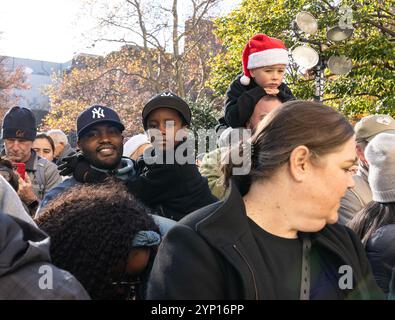 New York, NY, États-Unis, 27 novembre 2024 : les spectateurs regardent les membres de l'équipe d'inflation de Macy's travailler sur des ballons géants alors qu'ils se préparent à la parade du 98th Macy's Thanksgiving Day Parade dans l'Upper West Side à New York le 27 novembre 2024. Crédit : Lev Radin/Alamy Live News Banque D'Images