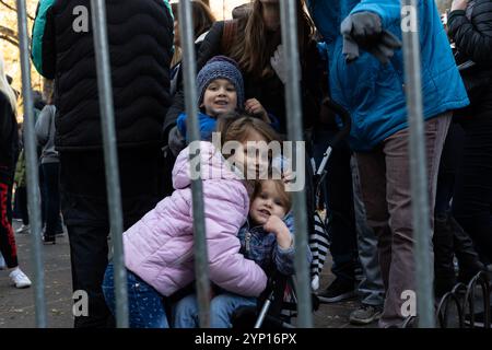 New York, NY, États-Unis, 27 novembre 2024 : les spectateurs regardent les membres de l'équipe d'inflation de Macy's travailler sur des ballons géants alors qu'ils se préparent à la parade du 98th Macy's Thanksgiving Day Parade dans l'Upper West Side à New York le 27 novembre 2024. Crédit : Lev Radin/Alamy Live News Banque D'Images