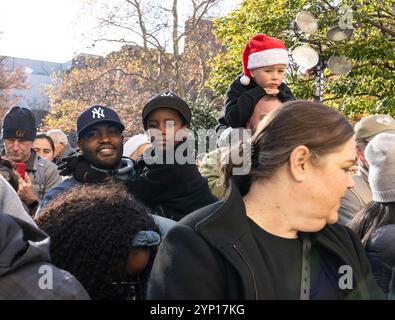 New York, New York, États-Unis. 27 novembre 2024. Les spectateurs regardent les membres de l'équipe d'inflation de Macy's travailler sur des ballons géants alors qu'ils se préparent avant le 98e défilé de Thanksgiving de Macy's dans l'Upper West Side à New York le 27 novembre 2024 (crédit image : © Lev Radin/ZUMA Press Wire) USAGE ÉDITORIAL SEULEMENT! Non destiné à UN USAGE commercial ! Banque D'Images