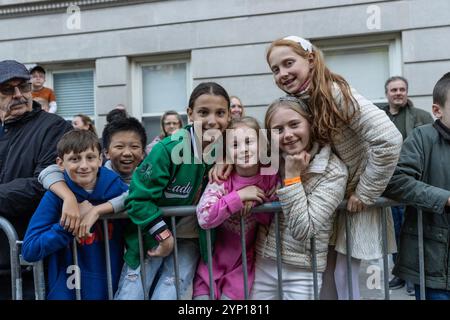 New York, États-Unis. 27 novembre 2024. Les spectateurs regardent les membres de l'équipe d'inflation de Macy's travailler sur des ballons géants alors qu'ils se préparent avant le 98th Macy's Thanksgiving Day Parade dans l'Upper West Side à New York le 27 novembre 2024. (Photo de Lev Radin/Sipa USA) crédit : Sipa USA/Alamy Live News Banque D'Images