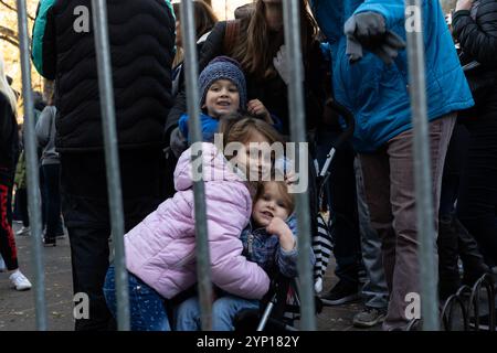 New York, États-Unis. 27 novembre 2024. Les spectateurs regardent les membres de l'équipe d'inflation de Macy's travailler sur des ballons géants alors qu'ils se préparent avant le 98th Macy's Thanksgiving Day Parade dans l'Upper West Side à New York le 27 novembre 2024. (Photo de Lev Radin/Sipa USA) crédit : Sipa USA/Alamy Live News Banque D'Images