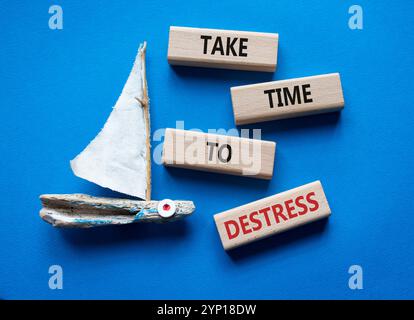 Symbole prendre le temps d'habiller. Les blocs de bois avec des mots prennent du temps à Destress. Beau fond bleu avec bateau. Business et prendre le temps de Destress Banque D'Images