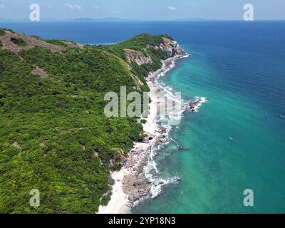 Vue panoramique aérienne de l'île de Koh LAN, Thaïlande en été Banque D'Images