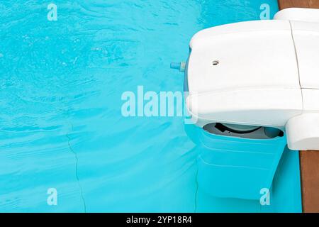 filtre de piscine fonctionnant sous l'eau. Un système de nettoyage dans l'eau est nécessaire pour préserver la santé des personnes. Banque D'Images