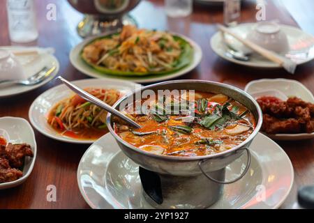 Tom Yum crevettes et calmars dans le style thaïlandais, soupe de crevettes épicée dans la casserole chaude. Plats thaïlandais traditionnels sur la table dans le restaurant. Banque D'Images