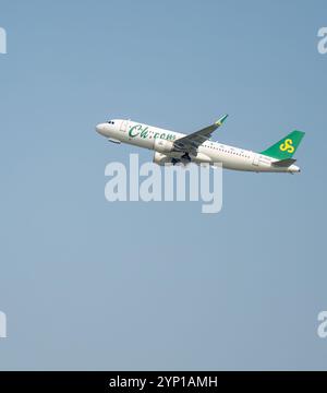 Shanghai, Chine - 04 novembre 2024 : Spring Airlines CH.com Airbus A320 décollant de l'aéroport international de Shanghai Pudong. Banque D'Images