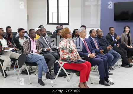 Addis-Abeba, Éthiopie. 26 novembre 2024. Les invités et les étudiants assistent à la cérémonie d'ouverture du programme de formation en chinois pour les guides touristiques professionnels éthiopiens à Addis-Abeba, capitale de l'Éthiopie, le 26 novembre 2024. POUR ALLER AVEC 'guides touristiques éthiopiens embarquent dans le programme de formation de la langue chinoise' crédit : Liu Fangqiang/Xinhua/Alamy Live News Banque D'Images