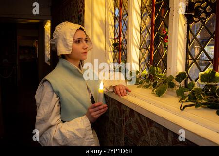 Photo par Shaun Fellows / Alamy News / 28 novembre 2024. Stratford. ROYAUME-UNI. : Le lieu de naissance de Shakespeare invite les visiteurs à remonter le temps avec des visites intimes aux chandelles ce Noël à partir du vendredi 29 novembre, les visiteurs de Stratford-upon-Avon sont invités à remonter le temps et à voir le lieu de naissance de Shakespeare sous un nouveau jour avec des visites intimes aux chandelles de la maison historique. Les visites aux chandelles se dérouleront sur une période de trois week-ends, apportant une joie festive à tous ceux qui visitent. plus d'informations, s'il vous plaît contactpressinfo@shakespeare.org.uk Banque D'Images