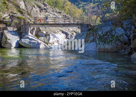 Famille traversant le pont piétonnier Los Pilones. Réserve de Garganta de los Infiernos, Estrémadure, Espagne Banque D'Images