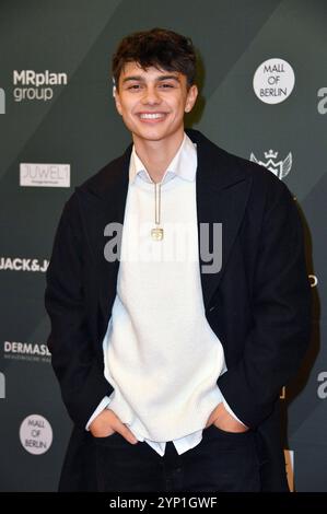 Noah Miguel Oechsle Rodriguez BEI der 4. Charity Promi Pack 2024 Aktion von Maximilian Seitz in der Mall of Berlin. Berlin, 27.11.2024 *** Noah Miguel Oechsle Rodriguez à la campagne 4 Charity Promi Pack 2024 de Maximilian Seitz au Mall of Berlin, 27 11 2024 Foto:Xn.xKubelkax/xFuturexImagex promi pack 4131 Banque D'Images