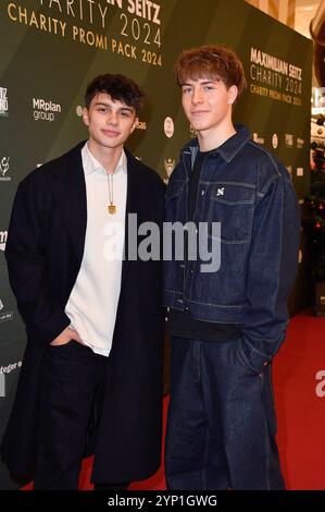 Noah Miguel Oechsle Rodriguez und Paul Bohme BEI der 4. Charity Promi Pack 2024 Aktion von Maximilian Seitz in der Mall of Berlin. Berlin, 27.11.2024 *** Noah Miguel Oechsle Rodriguez et Paul Bohme à la campagne 4 Charity Promi Pack 2024 de Maximilian Seitz au Mall of Berlin Berlin, 27 11 2024 Foto:Xn.xKubelkax/xFuturexImagex promi pack 4133 Banque D'Images