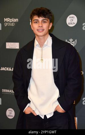 Noah Miguel Oechsle Rodriguez BEI der 4. Charity Promi Pack 2024 Aktion von Maximilian Seitz in der Mall of Berlin. Berlin, 27.11.2024 *** Noah Miguel Oechsle Rodriguez à la campagne 4 Charity Promi Pack 2024 de Maximilian Seitz au Mall of Berlin, 27 11 2024 Foto:Xn.xKubelkax/xFuturexImagex promi pack 4130 Banque D'Images