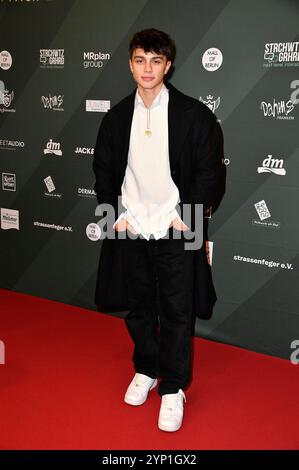 Noah Miguel Oechsle Rodriguez BEI der 4. Charity Promi Pack 2024 Aktion von Maximilian Seitz in der Mall of Berlin. Berlin, 27.11.2024 *** Noah Miguel Oechsle Rodriguez à la campagne 4 Charity Promi Pack 2024 de Maximilian Seitz au Mall of Berlin, 27 11 2024 Foto:Xn.xKubelkax/xFuturexImagex promi pack 4129 Banque D'Images