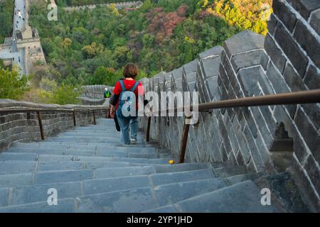 Pékin, Chine - 23 octobre 2024 : touristes descendant la Grande Muraille de Chine du col de Juyongguan. Banque D'Images