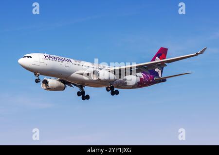 Los Angeles, États-Unis - 10 octobre 2024 : Airbus A330-200 d'Hawaiian Airlines à l'aéroport international de Los Angeles aux États-Unis. Banque D'Images