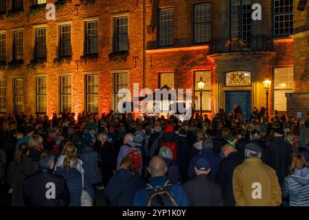 02.11.2023, Düsseldorf, Rhénanie du Nord-Westphalie, Allemagne : Interreligiöser Friedensgebet vor dem Rathaus mit Vertretern aller Religionen *** 02 11 2023, Düsseldorf, Rhénanie du Nord-Westphalie, Allemagne prière interconfessionnelle pour la paix devant la mairie avec des représentants de toutes les religions Banque D'Images