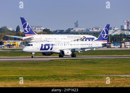 Varsovie, Pologne - 20 septembre 2024 : LOT Polish Airlines Embraer 190 à l'aéroport de Varsovie en Pologne. Banque D'Images