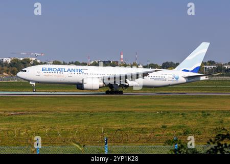 Varsovie, Pologne - 20 septembre 2024 : Euroatlantic Airways Boeing 777-200ER à l'aéroport de Varsovie en Pologne. Banque D'Images