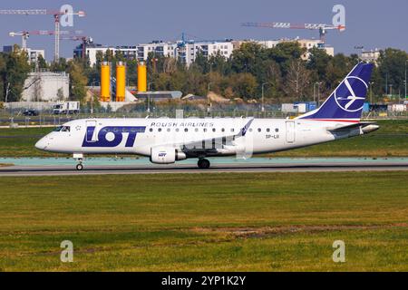 Varsovie, Pologne - 20 septembre 2024 : LOT Polish Airlines Embraer 175 à l'aéroport de Varsovie en Pologne. Banque D'Images