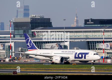 Varsovie, Pologne - 20 septembre 2024 : LOT Polish Airlines Boeing 787-8 Dreamliner Airplane à l'aéroport de Varsovie en Pologne. Banque D'Images