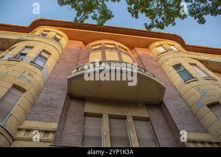 Szeged, Hongrie - août 21 202 : façade d'un bâtiment historique. Photo de haute qualité Banque D'Images