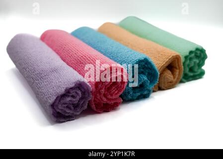 un assortiment de chiffons en microfibre colorés utilisés pour nettoyer les surfaces sujettes aux rayures et éliminer la saleté sans rayures Banque D'Images