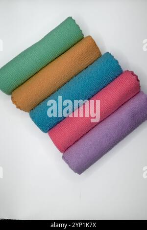 un assortiment de chiffons en microfibre colorés utilisés pour nettoyer les surfaces sujettes aux rayures et éliminer la saleté sans rayures Banque D'Images