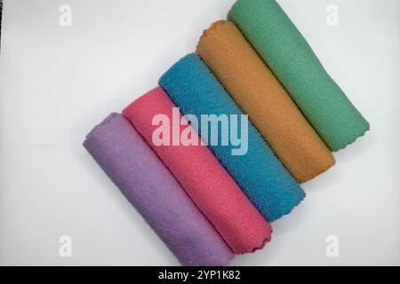 un assortiment de chiffons en microfibre colorés utilisés pour nettoyer les surfaces sujettes aux rayures et éliminer la saleté sans rayures Banque D'Images