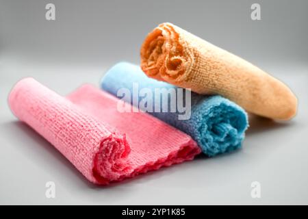 un assortiment de chiffons en microfibre colorés utilisés pour nettoyer les surfaces sujettes aux rayures et éliminer la saleté sans rayures Banque D'Images