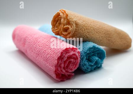 un assortiment de chiffons en microfibre colorés utilisés pour nettoyer les surfaces sujettes aux rayures et éliminer la saleté sans rayures Banque D'Images