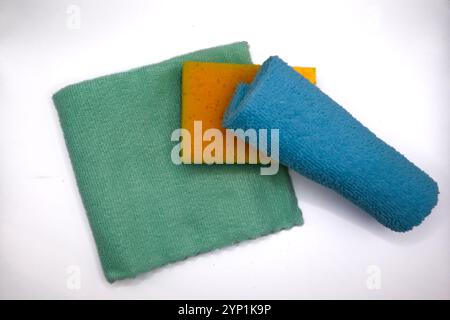 un chiffon de nettoyage en microfibre et une éponge de salle de bain - équipement de base pour le lavage de la vaisselle, le nettoyage et le ménage - isolé sur fond blanc Banque D'Images