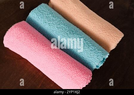 un assortiment de chiffons en microfibre colorés utilisés pour nettoyer les surfaces sujettes aux rayures et éliminer la saleté sans rayures Banque D'Images