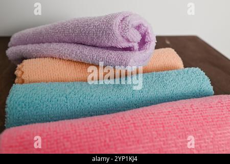 un assortiment de chiffons en microfibre colorés utilisés pour nettoyer les surfaces sujettes aux rayures et éliminer la saleté sans rayures Banque D'Images