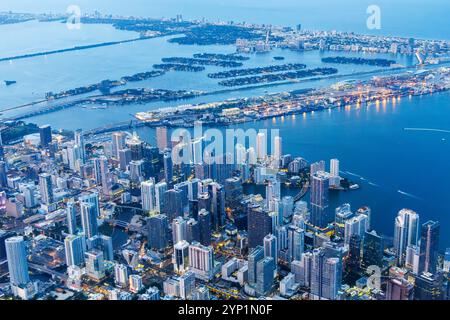 Vue aérienne de Miami avec gratte-ciel au centre-ville de Brickell et Miami Beach à l'heure bleue de nuit à Miami, États-Unis Banque D'Images