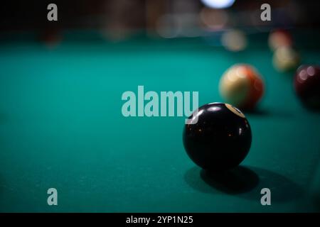 Boules de billard sur une table de billard verte gros plan. Jeu de billard Banque D'Images