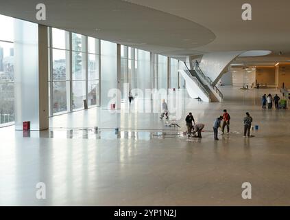 (241128) -- BEIJING, 28 novembre 2024 (Xinhua) -- des membres du personnel effectuent des travaux de nettoyage à l'intérieur d'un centre de congrès et d'exposition dans le cadre de la deuxième phase du projet du Centre national de congrès de Chine, à Beijing, capitale de la Chine, 28 novembre 2024. Le centre de congrès et d'exposition, le bâtiment principal du projet de deuxième phase du Centre national de congrès de Chine, a passé avec succès l'évaluation d'achèvement et l'évaluation de contrôle de feu ces derniers jours. Toutes les installations du centre ont atteint la norme pour le fonctionnement pratique pour accueillir divers types d'événements. Une fois l'opération terminée, le m Banque D'Images