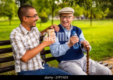 Portrait d'heureux grand-père et petit-fils dans le parc. Ils passent du temps ensemble et s'amusent. Banque D'Images